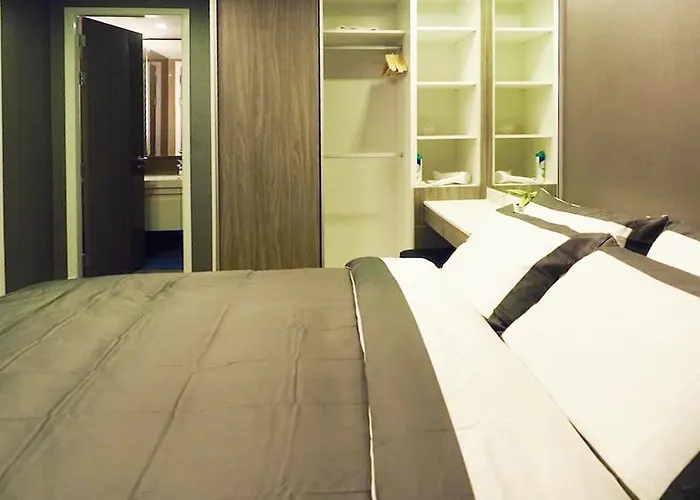 Hotel Dazzle Sukhumvit 7 4*